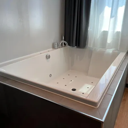 Leonessa فندق 3*